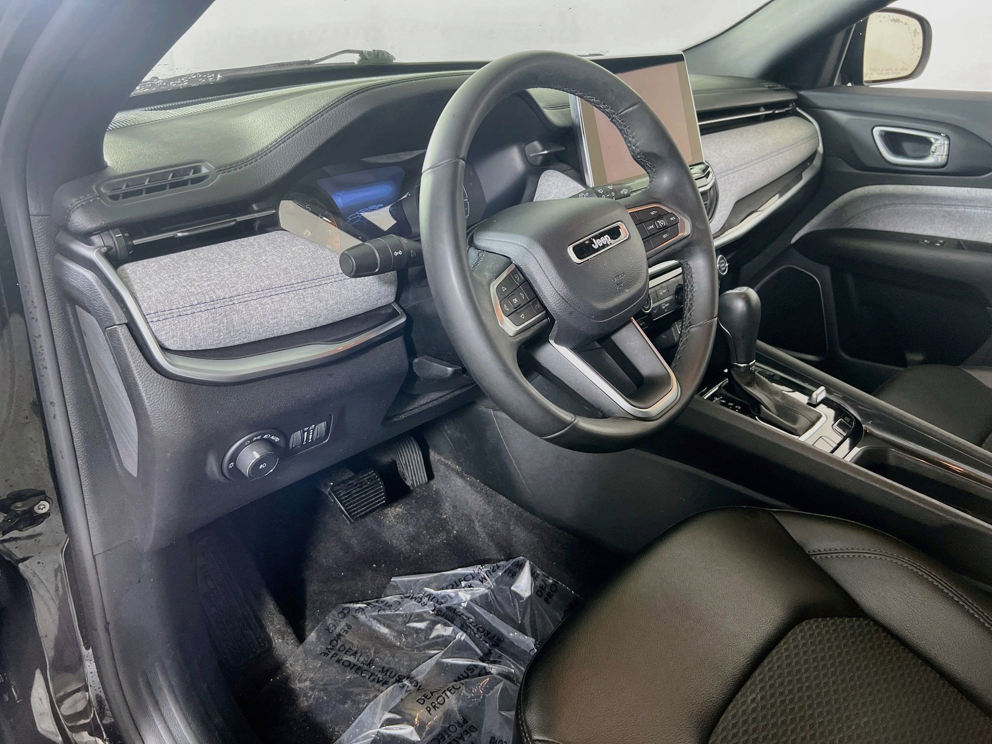 Used 2023 Jeep Compass Latitude AWD/4WD image 9