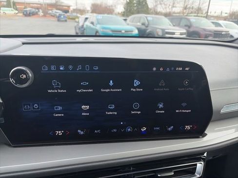 Used 2025 Chevrolet Traverse LT w/ Driver Confidence Package image 12