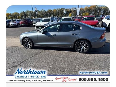 Used 2020 Volvo S60 T6 Momentum image 8