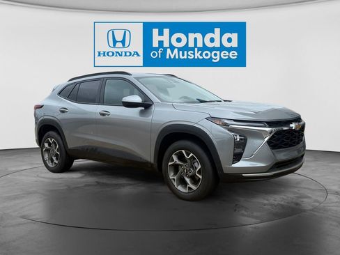 Used 2025 Chevrolet Trax LT FWD image 1