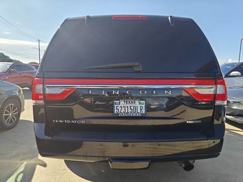 Used 2015 Lincoln Navigator 4WD image 4