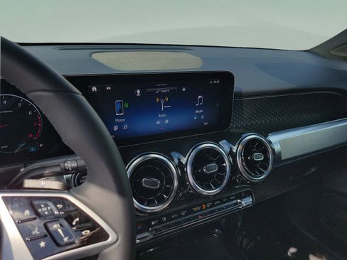 Certified 2025 Mercedes-Benz GLB 250 image 32