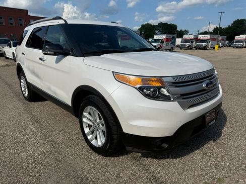 Used 2014 Ford Explorer XLT AWD/4WD image 2