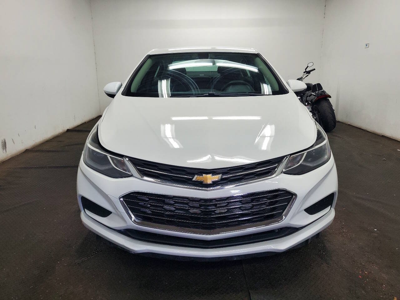 Used 2017 Chevrolet Cruze LT FWD image 2