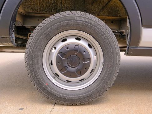 New 2025 Ford Transit 250 148 Medium Roof image 32