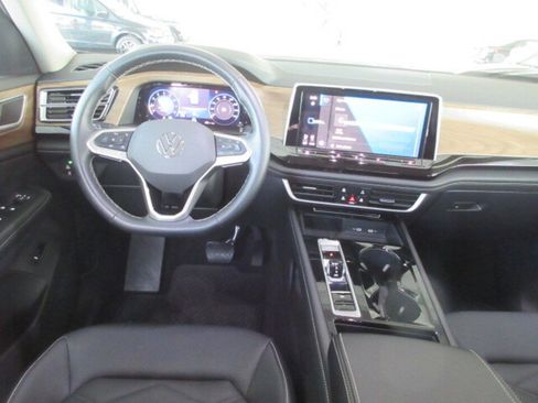 Used 2025 Volkswagen Atlas SE image 19