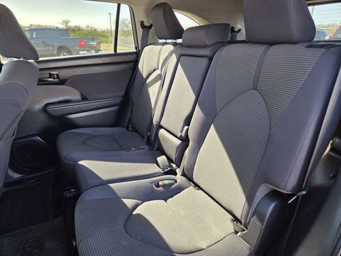 Used 2023 Toyota Highlander LE FWD image 22