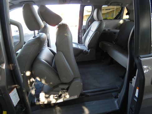 Used 2017 Toyota Sienna XLE image 53