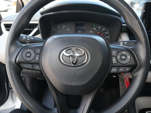 Used 2025 Toyota Corolla LE image 12