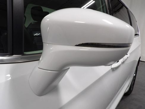 Used 2022 Chrysler Pacifica Touring-L w/ Uconnect Theater Family Group image 10