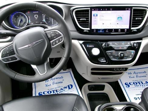 Used 2023 Chrysler Pacifica Touring-L image 12
