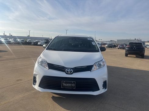 Used 2020 Toyota Sienna L image 4