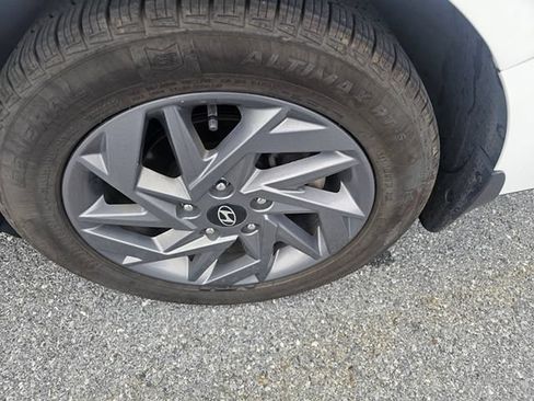 Certified 2024 Hyundai Elantra SEL FWD image 11