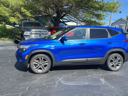 Used 2022 Kia Seltos LX AWD/4WD image 2