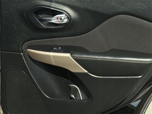 Used 2017 Jeep Cherokee Latitude image 35