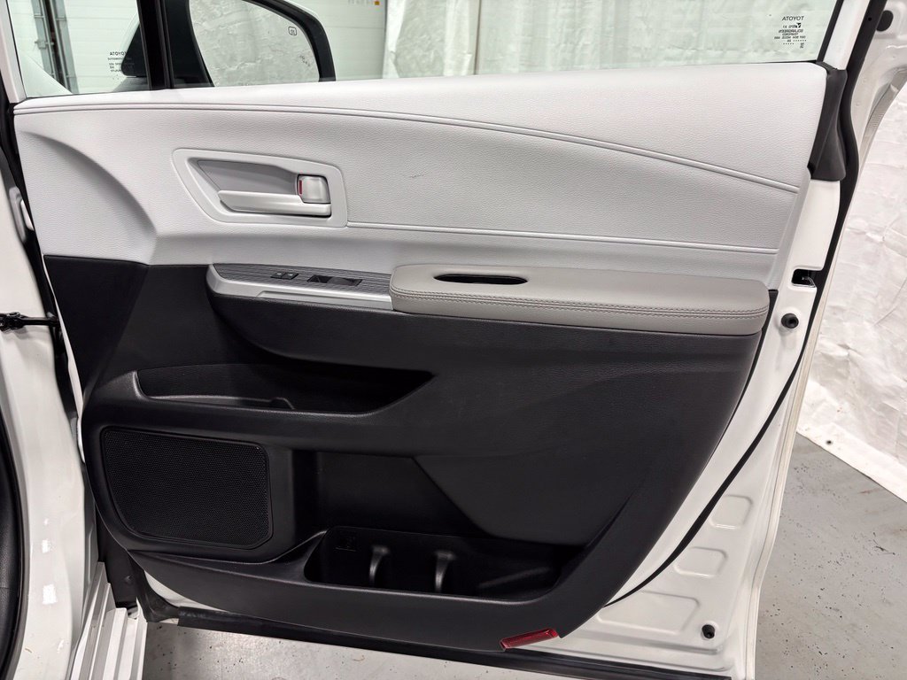 Used 2026 Toyota Sienna LE FWD image 61