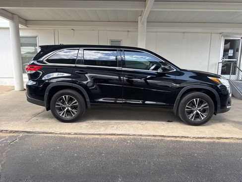 Used 2018 Toyota Highlander Plus AWD/4WD image 4