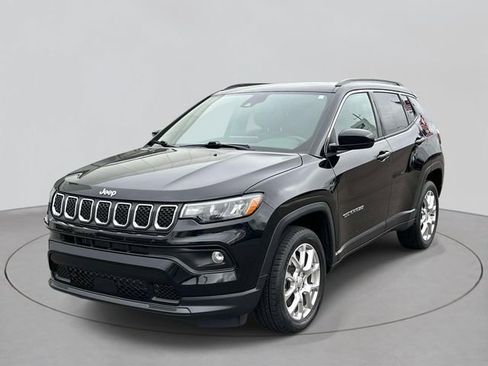 Used 2023 Jeep Compass Latitude w/ Sun and Sound Group AWD/4WD image 1