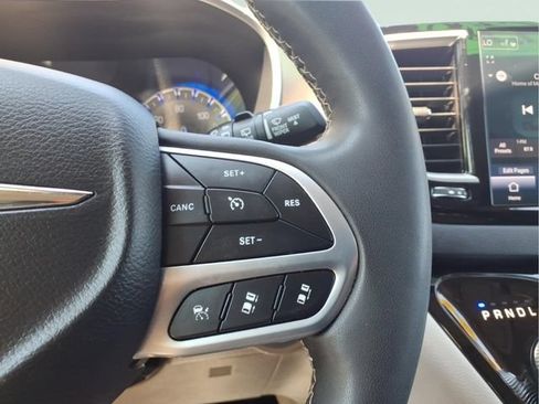 Used 2024 Chrysler Pacifica Touring-L FWD image 16