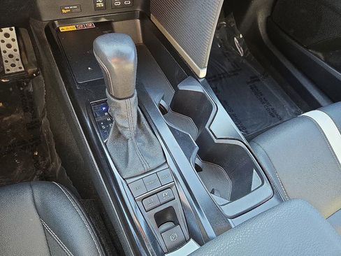 Used 2025 Toyota Camry SE image 32