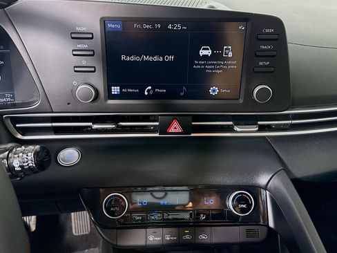 Used 2023 Hyundai Elantra SEL w/ Preferred Accessory Package image 18