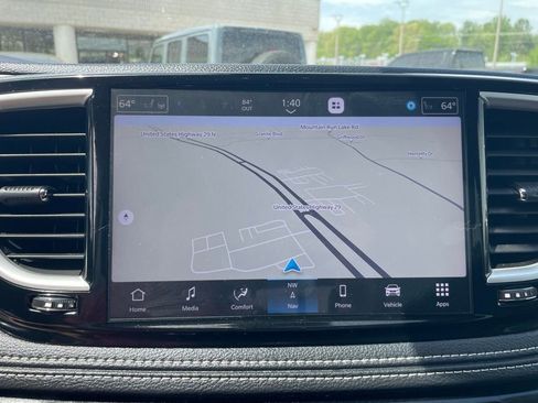 Used 2024 Chrysler Pacifica Select w/ Uconnect Theater Family Group image 7