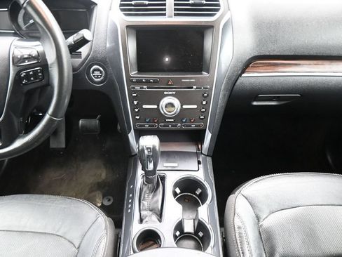 Used 2018 Ford Explorer Limited w/ Equipment Group 301A FWD image 21