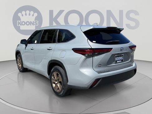 Used 2023 Toyota Highlander Bronze Edition FWD image 4