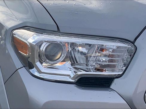 Used 2019 Toyota Tacoma SR5 AWD/4WD image 28