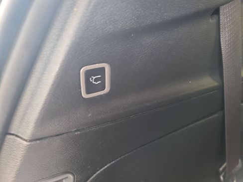 Used 2025 Chrysler Pacifica Select image 32