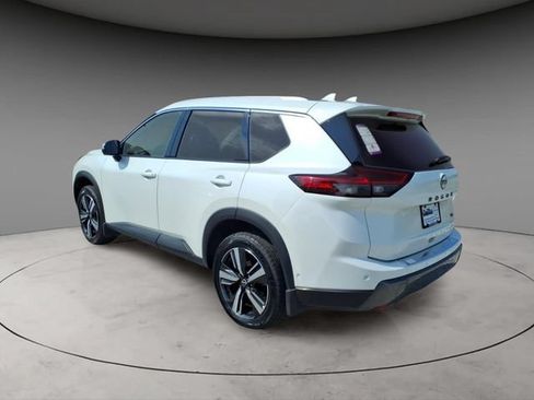 Certified 2025 Nissan Rogue SL w/ Tech Package FWD image 11