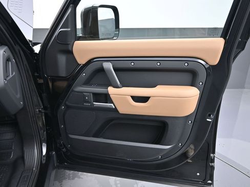 New 2026 Land Rover Defender 130 X-Dynamic SE AWD/4WD image 4