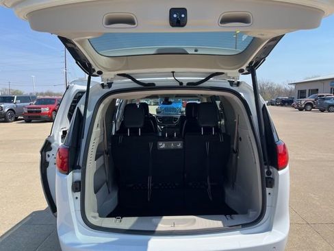 Used 2018 Chrysler Pacifica Touring-L Plus image 22