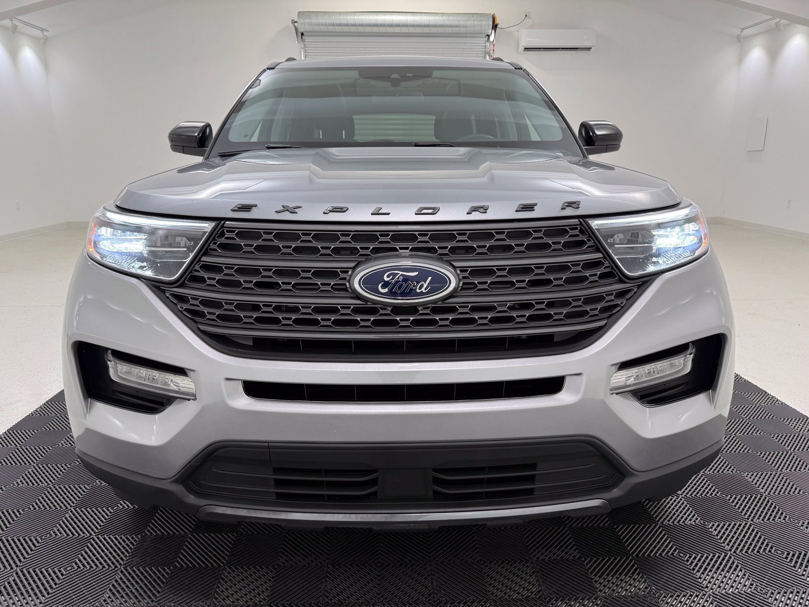 Used 2024 Ford Explorer XLT w/ Equipment Group 202A AWD/4WD image 2