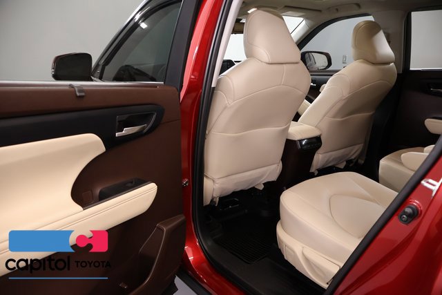 Used 2022 Toyota Highlander XLE AWD/4WD image 31
