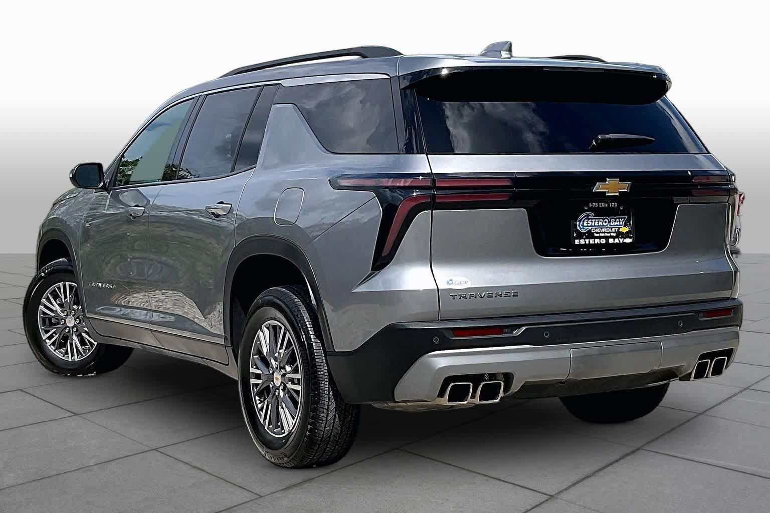 Used 2025 Chevrolet Traverse LT FWD image 12