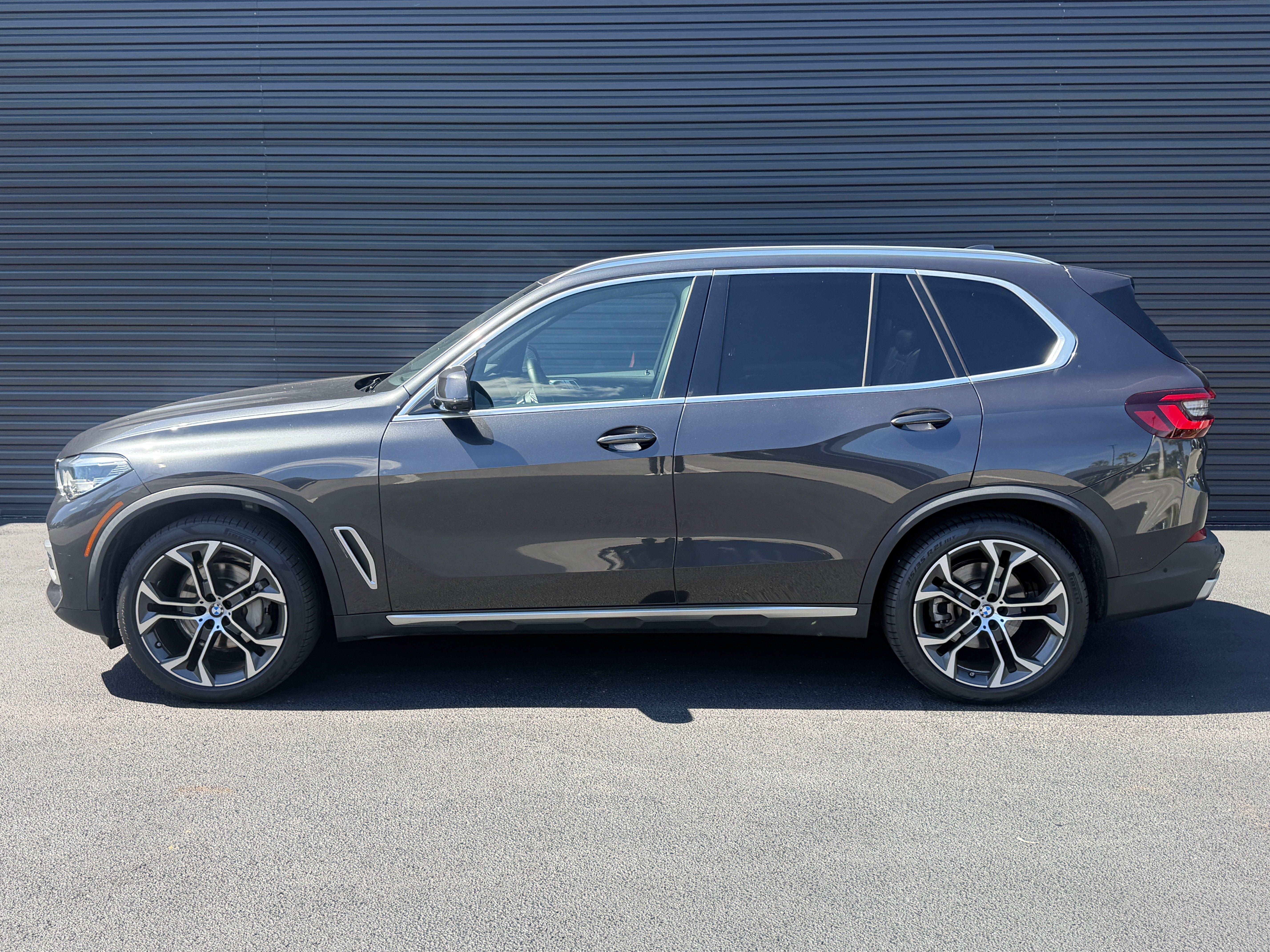 Used 2023 BMW X5 xDrive40i w/ Premium Package AWD/4WD image 2