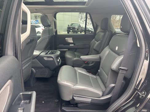 Used 2025 Ford Expedition Active image 32