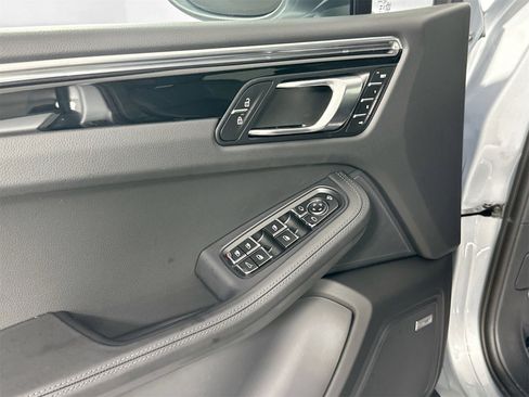 Certified 2025 Porsche Macan image 32
