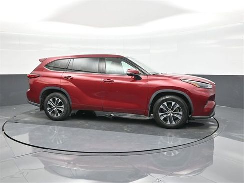 Used 2022 Toyota Highlander XLE image 17