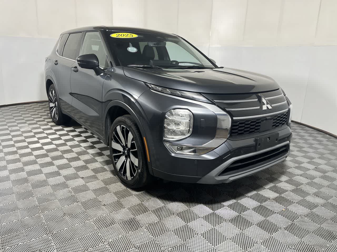 Used 2025 Mitsubishi Outlander SE AWD/4WD image 2