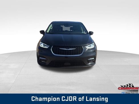 Used 2024 Chrysler Pacifica Touring-L image 8