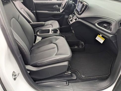 New 2026 Chrysler Pacifica Select image 28