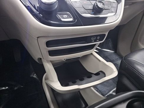 Used 2020 Chrysler Pacifica Touring-L image 30