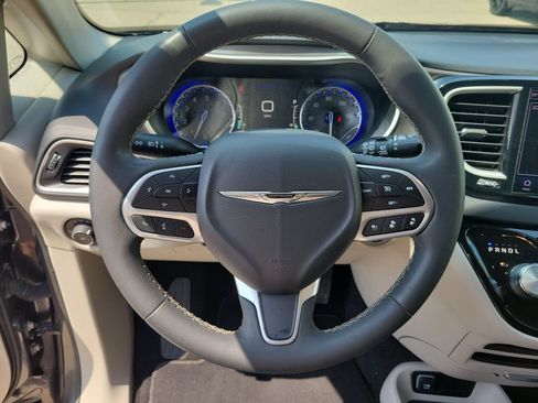 Used 2023 Chrysler Pacifica Touring-L FWD image 22