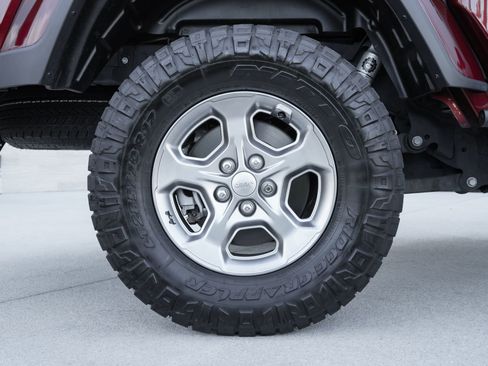 Used 2021 Jeep Gladiator Sport AWD/4WD image 29