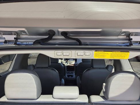 Used 2014 Toyota Sienna Limited w/ Limited Premium Package FWD image 18