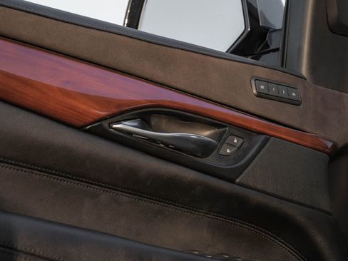 Used 2020 Cadillac Escalade ESV Luxury w/ Escalade Sport Edition image 48