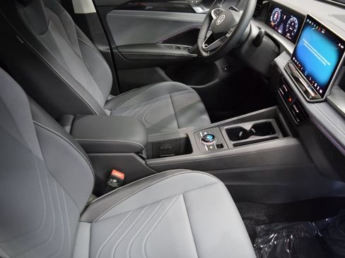 New 2025 Volkswagen Tiguan SE image 7