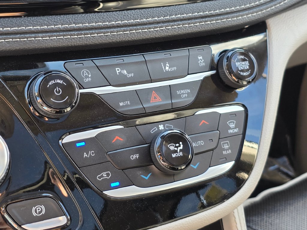 Used 2023 Chrysler Pacifica Limited FWD image 35